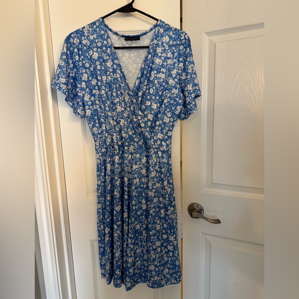 Blue and white floral summer dress. Women’s Size medium. New. Never worn.